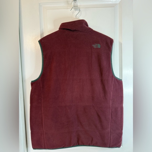 North Face Men’s Reversible Maroon & Black Zip Up Vest - Size Medium - Picture 4 of 13